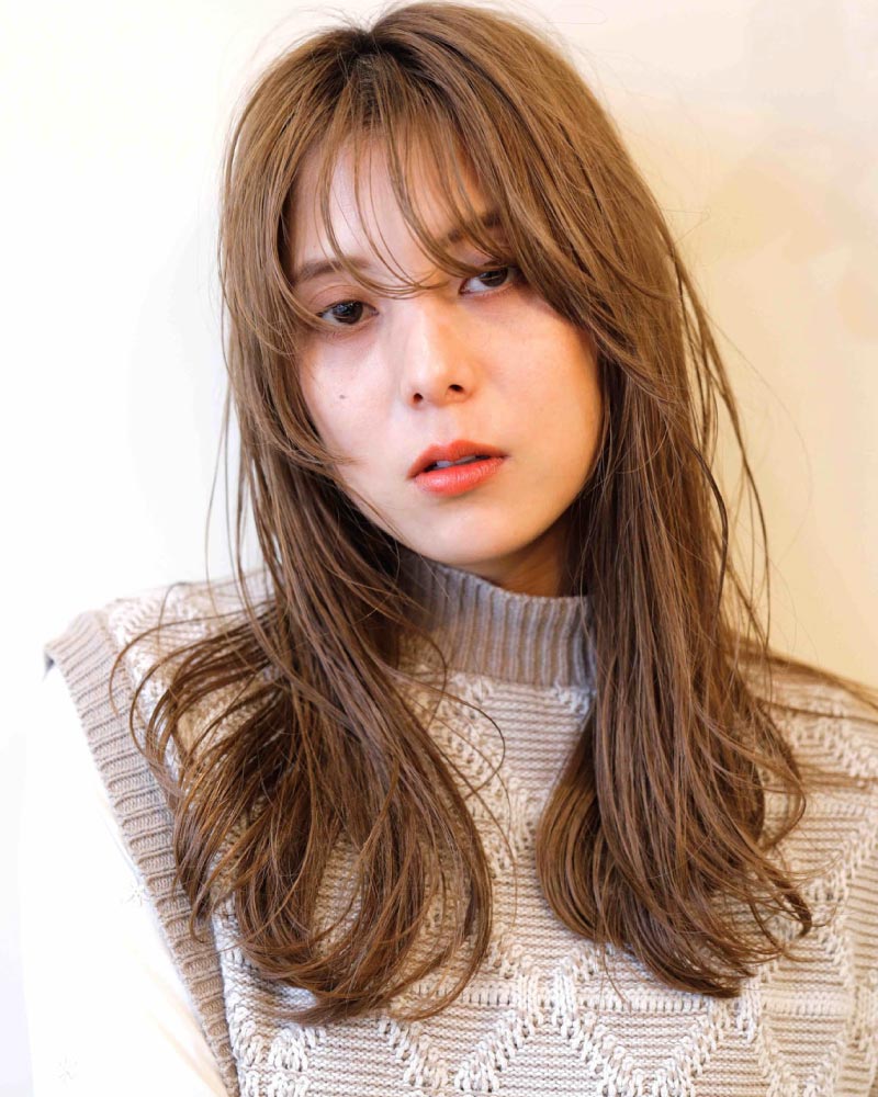 巻き髪アレンジ×ヘアバームでスタイリング