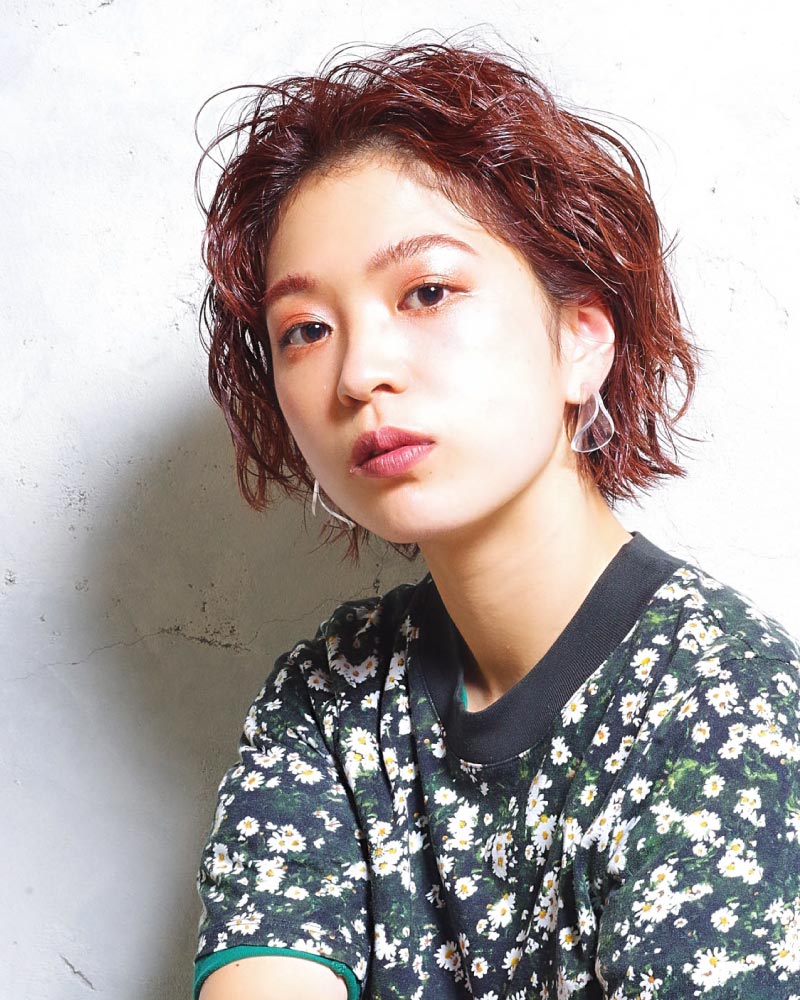 うねり髪を上手に活かしたヘアスタイル