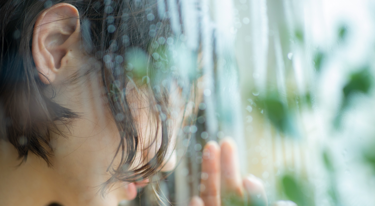 雨の日に発生する髪のべたつき原因と対策について