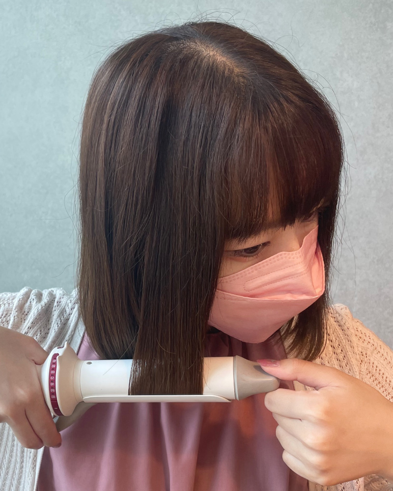 カールアイロンorヘアアイロンで毛先を巻いていく