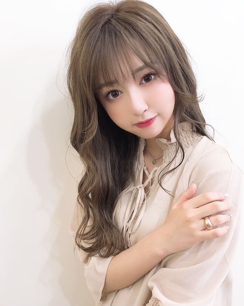 ロングヘアはウェーブヘアにすると大人かわいく♪