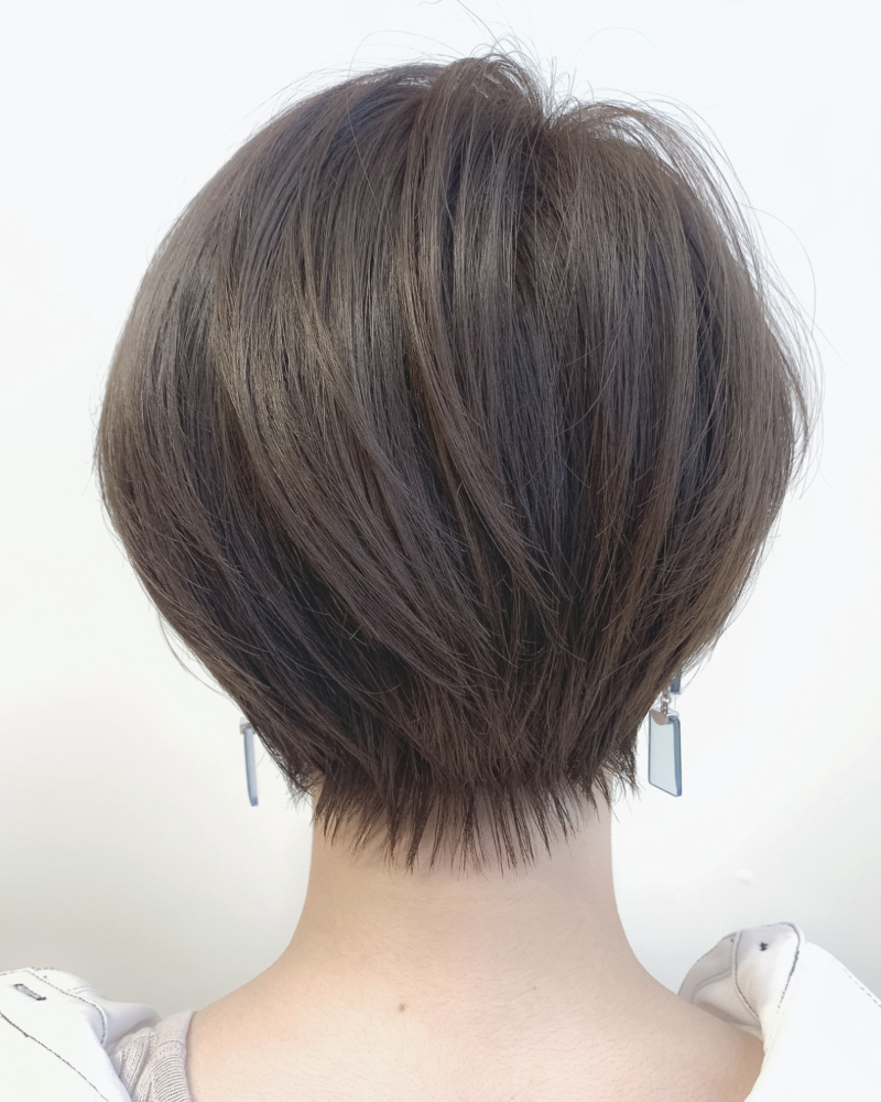 ヘアバームでつむじをまとめる