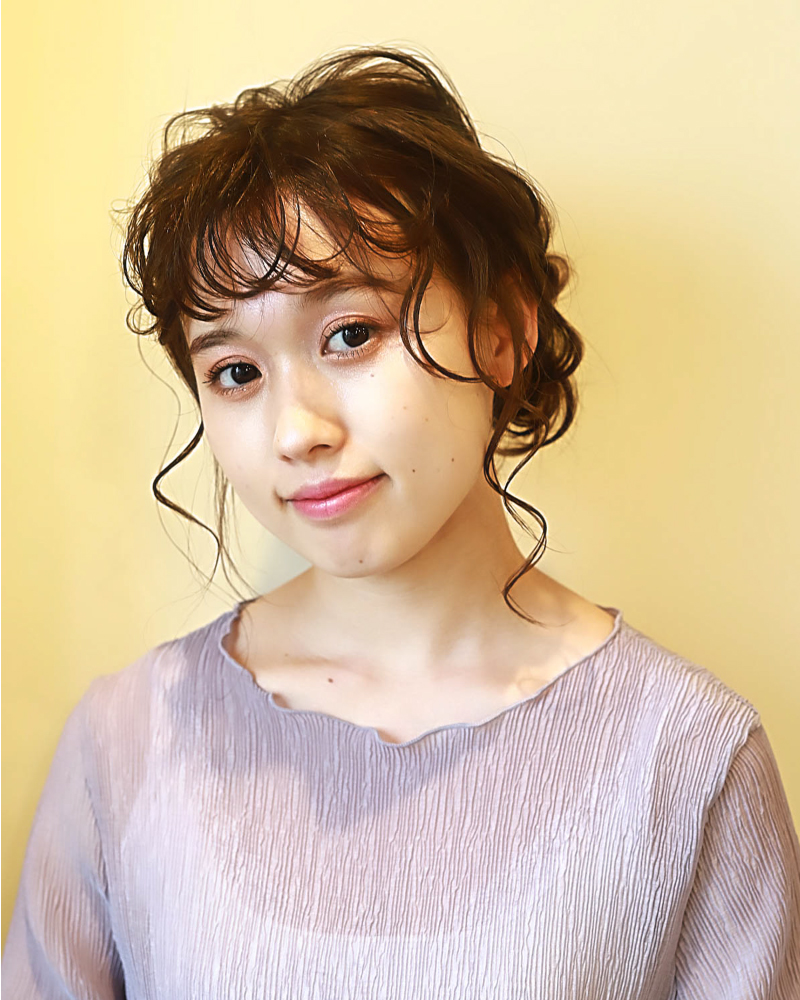 ロングのヘアアレンジなら後れ毛でフェイスラインをカバーしよう