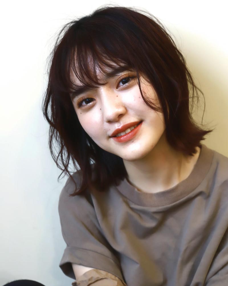 ヘアバームで程よい束感と艶感を出す